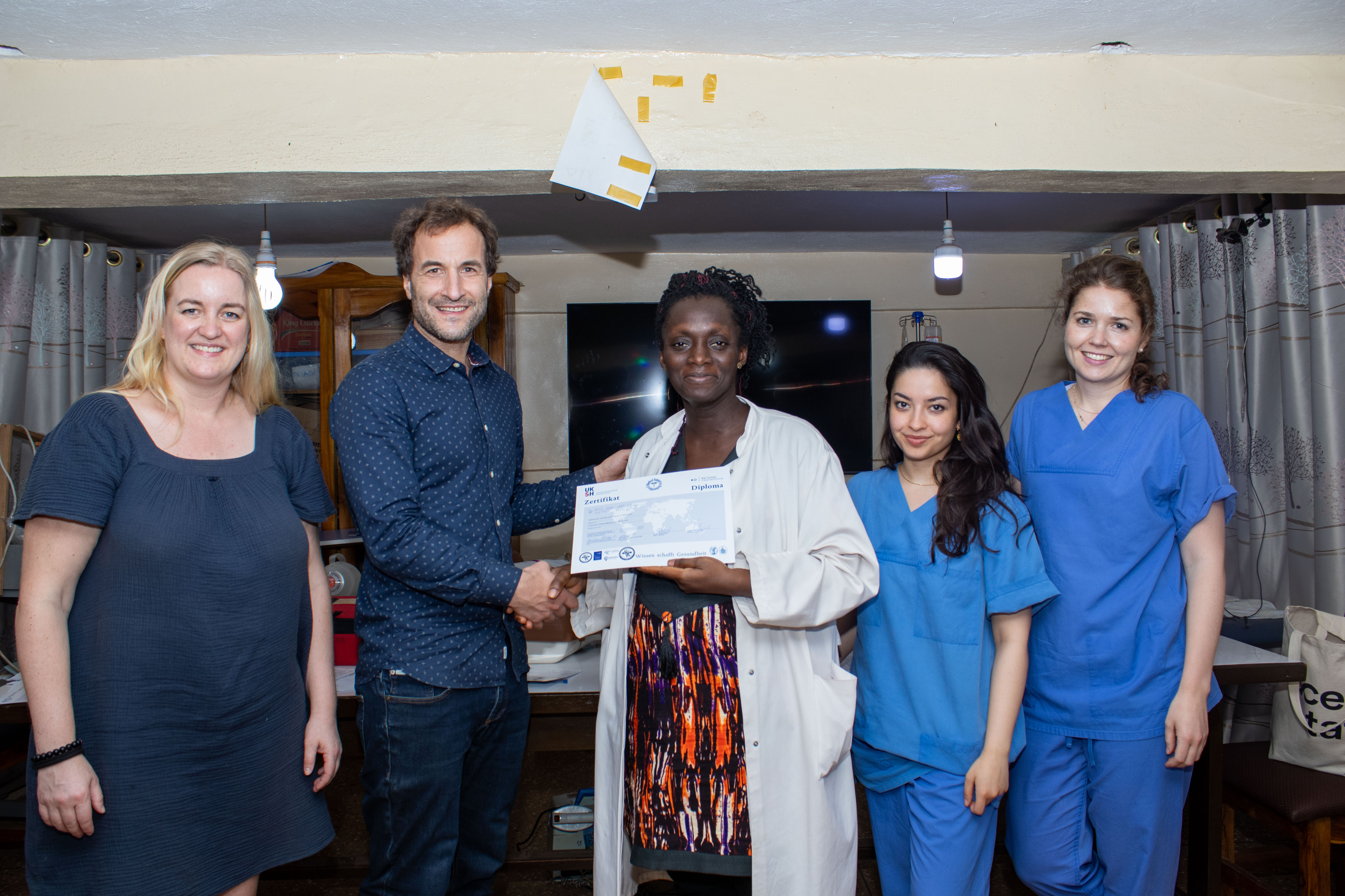 <p>PRESENTATION OF CERTIFICATE TO RESIDENT GCPS ON LAPAROSCOPY TRAINING</p>